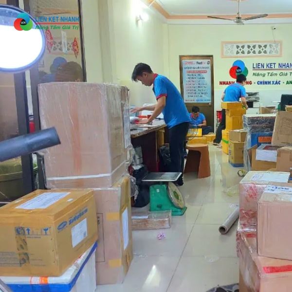 Bọc đồ điện từ bằng nilong khi gửi hàng đi Úc