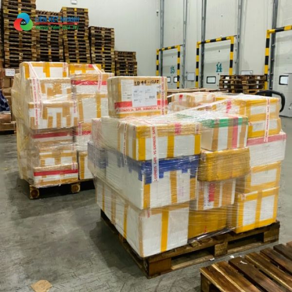 Hàng dễ vỡ như gốm sứ, đồ điện tử không được bọc kỹ dễ bị hư hỏng