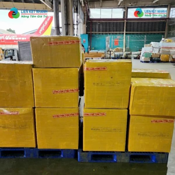 Nhân viên Liên Kết Nhanh thu gom hàng hóa để chuyển phát nhanh đi Úc