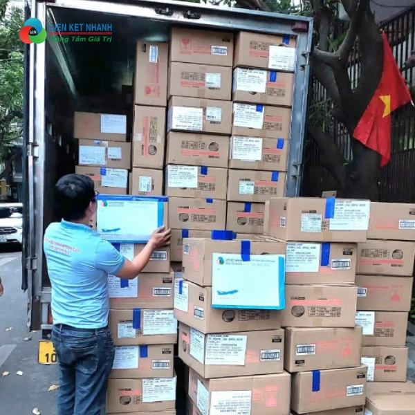 Hàng hóa được chuyển phát nhanh đi Úc bằng đường hàng không, đường biển