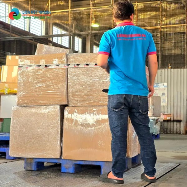 cần chú ý về hóa đơn mua hàng và đảm bảo không thuộc danh mục cấm nhập khẩu