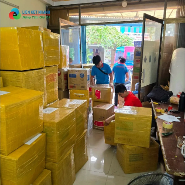 cung cấp đầy đủ và chính xác thông tin người gửi, người nhận và khai báo chính xác loại hàng hóa